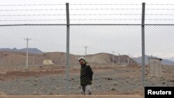 An Iranian soldier stands guard inside the Natanz uranium-enrichment facility. (file photo)