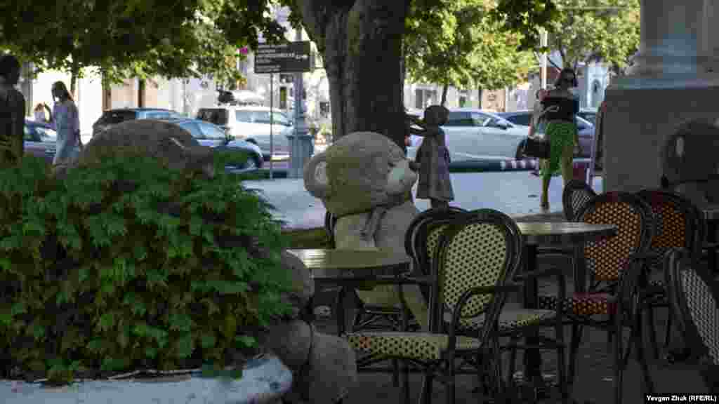 В одном из летних кафе в центре города за столики посадили плюшевых медведей, чтобы напоминать посетителям о социальной дистанции