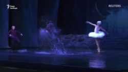 Бризки і блиск: «Лебедине озеро» у воді показав Харківський театр опери та балету – відео