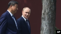 Президент Росії Володимир Путін (праворуч) розмовляє з президентом Китаю Сі Цзіньпіном під час зустрічі в Пекіні 2 вересня 2025 року