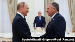 Стив Виткоф (рост) ва Владимир Путин (чап). Маскав, 6-уми августи 2025 