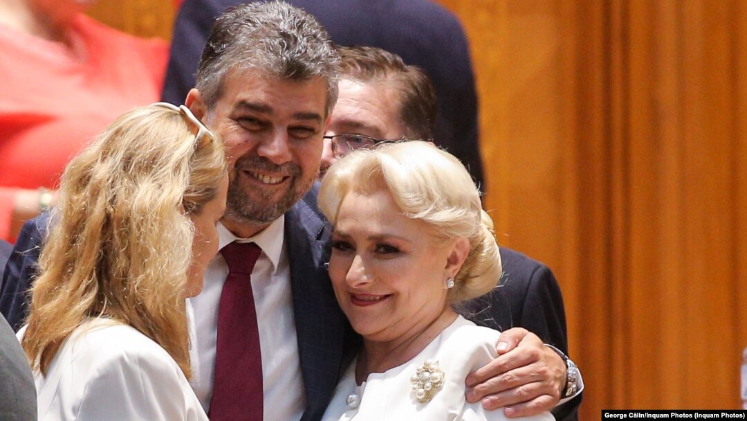 Marcel Ciolacu a reușit să ducă PSD din Opoziție la Putere și să obțină angajamentul PNL că va primi funcția de premier în mai 2023. Discursurile liderului PSD au amintit, însă, de Viorica Dăncilă, predecesoara sa. Imagine de arhivă cu M. Ciolacu și V. Dăncilă.