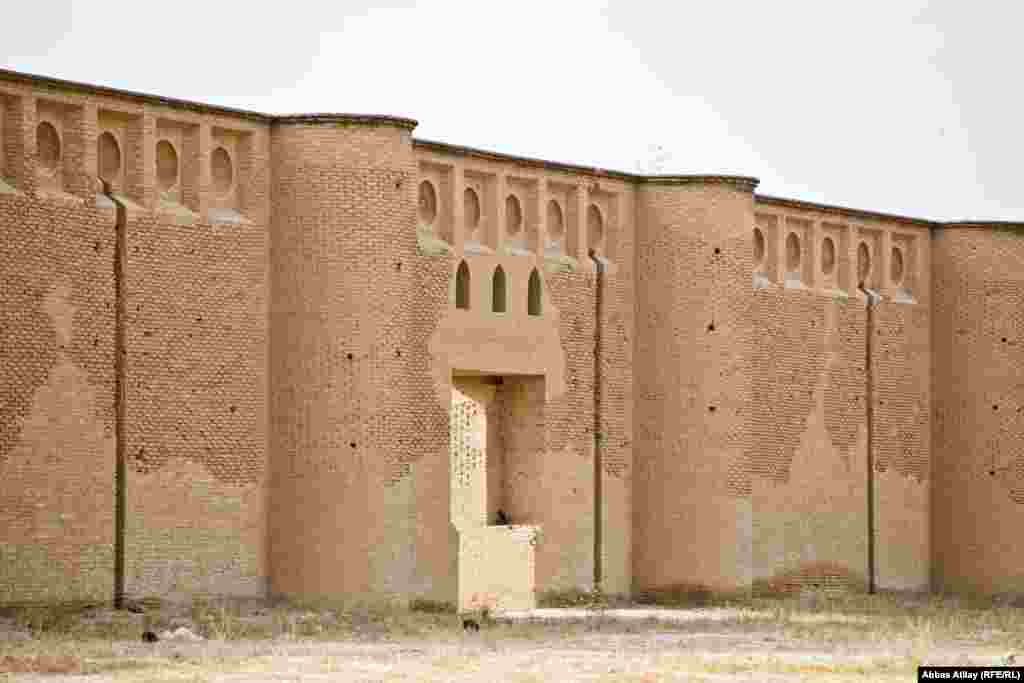 Ekrən İslam arxitekturasının parlaq nümunəsi kimi bu məsçid palçıq və çiy kərpicdən tikilmişdi. Eyni anda 150 min insanın ibadət edə bildiyi deyilir.