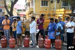 Coadă la butelii de gaz petrolier lichefiat (GPL) pentru uz casnic, la Chennai, în India, pe 11 martie 2026.