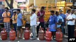 Coadă la butelii de gaz petrolier lichefiat (GPL) pentru uz casnic, la Chennai, în India, pe 11 martie 2026.