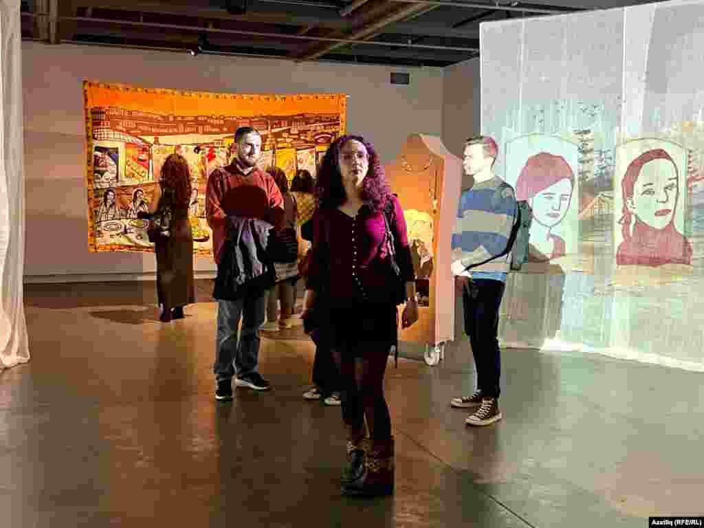 Гүнәш Төркол татар мөһаҗирләренең тарихы күбрәк хатын-кызлар аша тапшырыла, дип сөйләде. Күргәзмәнең һәр җирендә татар хатын-кызы образлары күп.