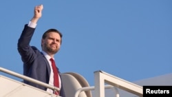 ABŞ-nin vitse-prezidenti Cey Di Vens İslamabadda İranla keçirilən sülh danışıqlarından sonra "Air Force Two" təyyarəsinə minərkən ətrafdakıları salamlayır.