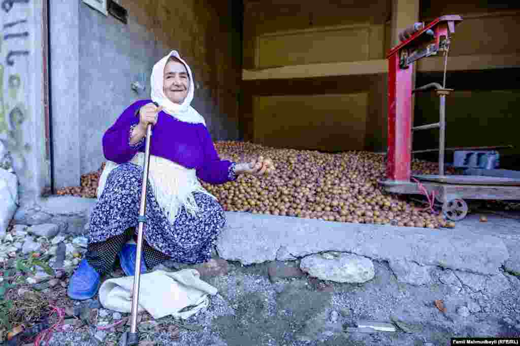 70-летняя Тофа Ризализаде - мать пяти детей и 11 внуков. Женщина рассказывает, что ее супруг при жизни собирал мушмулы &ndash; растущие здесь фрукты -&nbsp; в разных садах, а она продавала их на рынке. &laquo;Сейчас собирают мои внуки, и я продаю их за 200 тысяч [риалов] за килограмм&raquo;, - говорит Тофа Ризализаде.