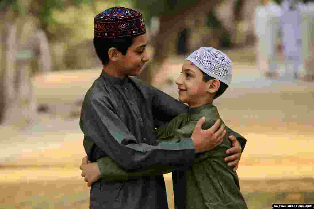 Čestitanje nakon molitve Ramazanskog bajrama u Pešavaru, Pakistan. Muslimani širom svijeta proslavili su Ramazanski bajram, trodnevni festival kojim se obilježava kraj ramazana.