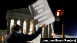 Protest ispred Vrhovnog suda SAD u Vašingtonu posle curenja nacrta mišljenja o pravu na abortus, 2. maj 2022. 
