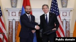 U.S. Secretary of State Antony Blinken (right) welcomes Armenian Foreign Minister Ararat Mirzoyan for talks in
Washington, D.C., in May.
