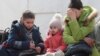 Женщина с детьми, вывезенные российскими военными из Мариуполя, прибыли в пункт временного размещения в селе Безыменное на территории подконтрольной группировке «ДНР», 1 мая 2022 года