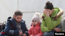 A mariupoli Azovstal acélműből kimenekített gyerekek