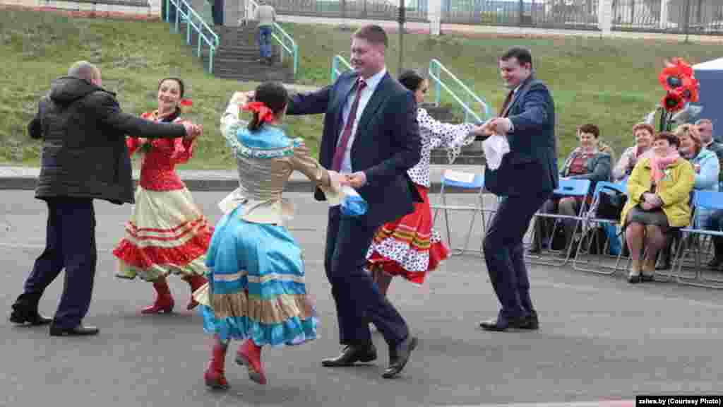 У Зэльве ўшаноўвалі перадавікоў. &laquo;Падарункам стаў канцэрт Гродзенскага музычнага тэатру &quot;Рада&quot;. Беларуская і казацкая тэмы ў іх выкананьні спадабаліся зэльвенцам. Гучныя аплядысмэнты&nbsp; лепшае таму пацьвярджэньне&raquo;.