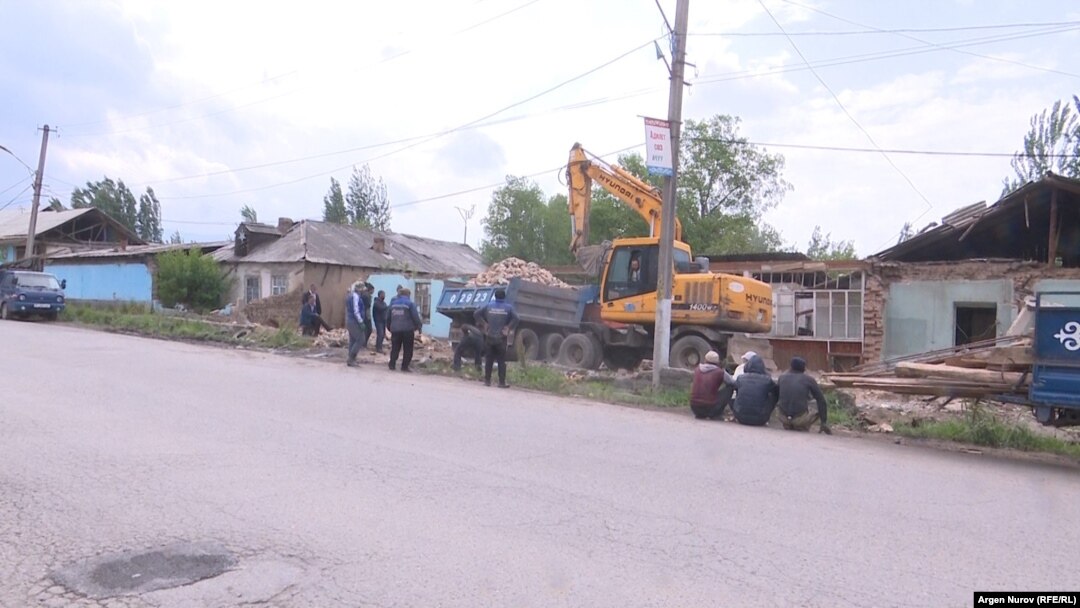 Ноокатта бузулган үйлөрдүн бири