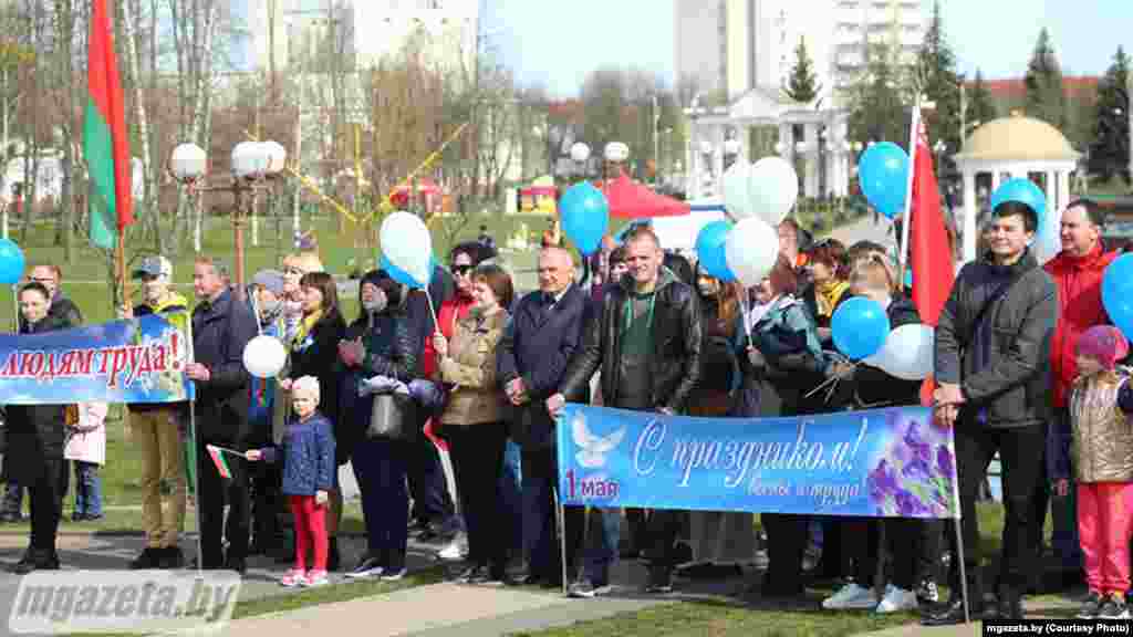 &laquo;Адзіныя ў імкненьні да згоды, стабільнасьці і развіцьця роднай Беларусі!&raquo; &mdash; лічыць &laquo;Маладзечанская газета&raquo;.