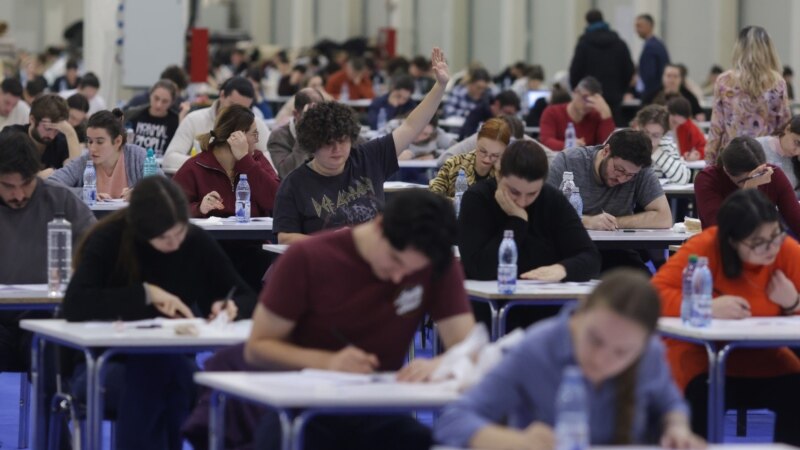 „Nu plecăm de plăcere”. Viitorii medici din România critică intenția premierului Bolojan de a-i obliga să rămână în țară