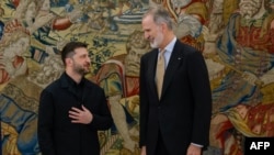 Zelenski cu regele Spaniei, Felipe al VI-lea, marți, la Palatul Zarzuela din Madrid.