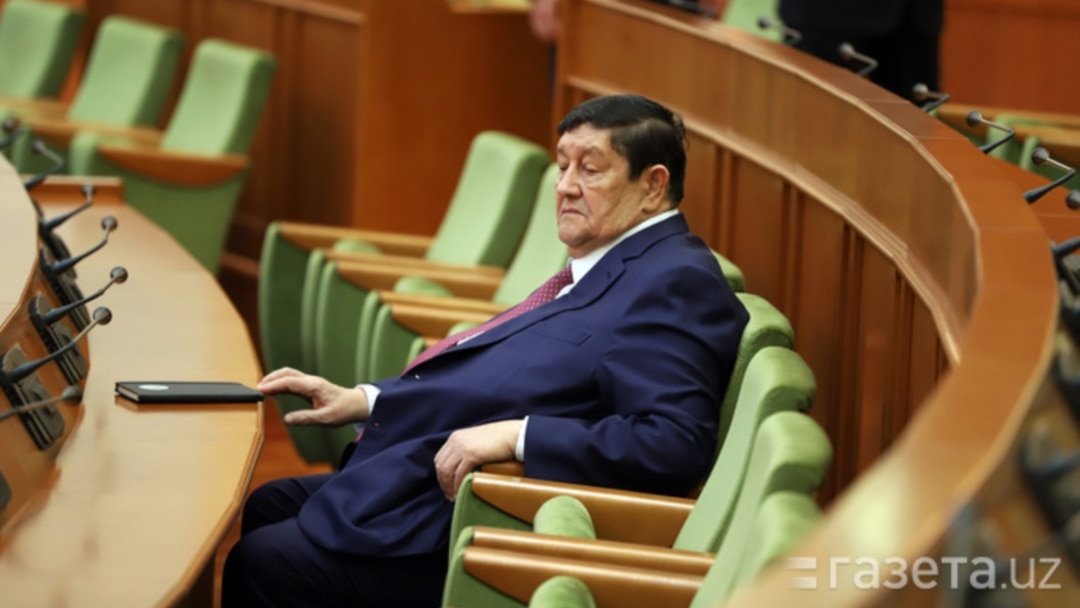 Men onamning yalangoch holatda porno videosini kordim va qarshilik korsata olmadim.