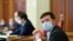 Президент України Володимир Зеленський у захисній масці на засіданні парлементу в березні 2020 року
