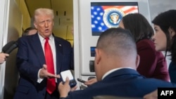 Президент США Дональд Трамп разговаривает с журналистами на борту своего самолёта, 30 октября 2025 года