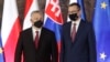 Baş nazirlər Viktor Orban (solda) və Mateuş Moravetski