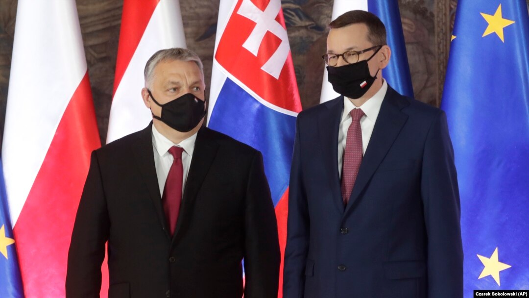 Mateusz Morawiecki, premierul Poloniei, și Viktor Orba, premierul Ungariei, care au acceptat introducerea mecanismului privind corelarea fondurilor europene de statul de drept, dar continuă să aibă mari probleme cu respectarea acestuia. 