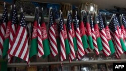 پرچمهای افغانستان و یالات متحدۀ امریکا