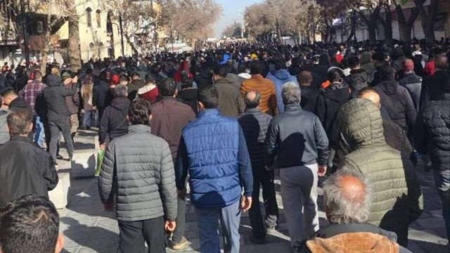 شباهت‌ها و تفاوت‌های انقلاب ۵۷ و اعتراضات اخیر در گفت‌وگو با امیر طاهری
