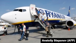 UKRAINE -- Passengers get off a Ryanair Boeing 737-8AS aircraft at the Boryspil International Airport near Kyiv, September 3, 2018