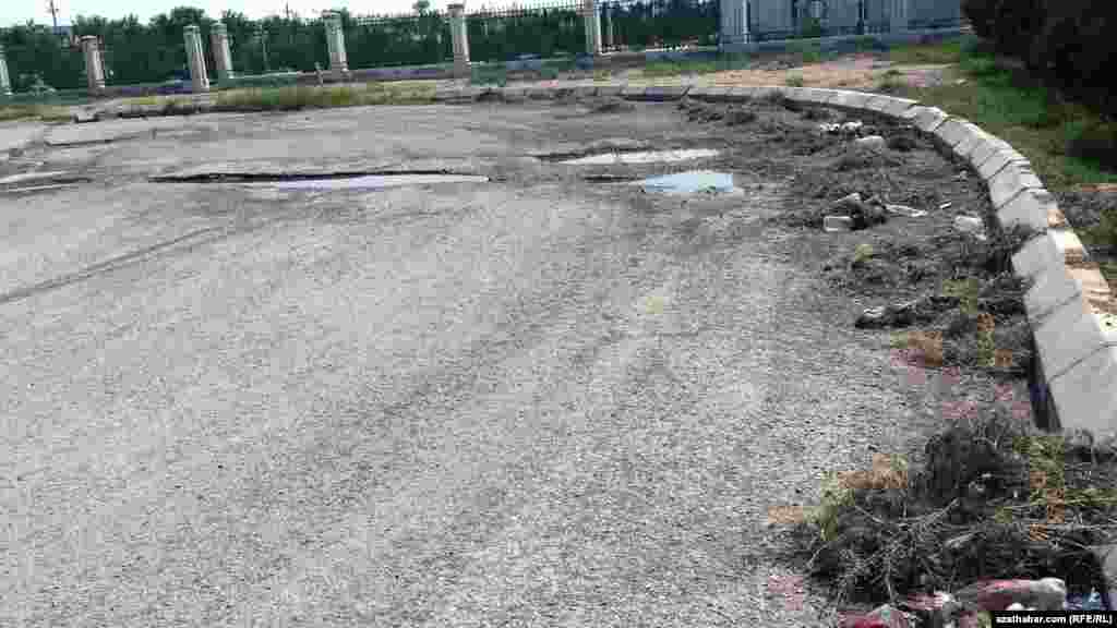 Döwşk-ýenjik ýol, hapalar pytraşyp ýatyr. Balkanabat, 6-njy maý, 2015.