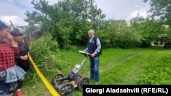 სოფელი შალაური, 2 წლის წინ გაუჩინარებული ქალის ცხედარს ეძებს სამხარაულის სასამართლო ექსპერტიზის ეროვნული ბიუროს ექსპერტი შალვა მაისურაძე 