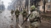 Soldați ruși aflați în patrulă luna trecută în districtul Levoberejni din Mariupol, Ucraina.