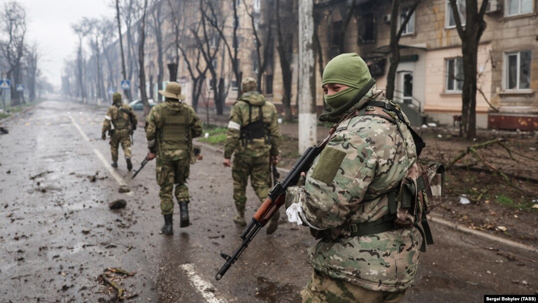 Руски војници патролираат во округот Левобережни во Мариупол, Украина на 13 април 2022 година.