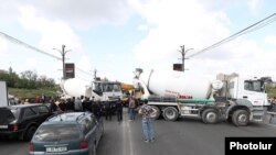 В Ереване две бетономешалки утром 4 мая перекрыли движение автотранспорта по мосту над Разданским ущельем
