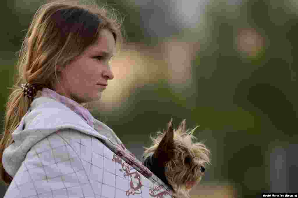 Kislány a kutyájával a zaporizzsjai menekülttáborban május 2-án