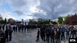  Полиция застана сред протестиращите жители и пристигналите да попречат на акцията им. 