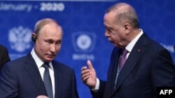 Președintele rus Vladimir Putin și cel al Turciei, Recep Tayyip Erdoğan. Cel din urmă era ultimul obstacol împotriva lărgirii granițelor NATO, prin aderarea Finlandei și a Suediei. 