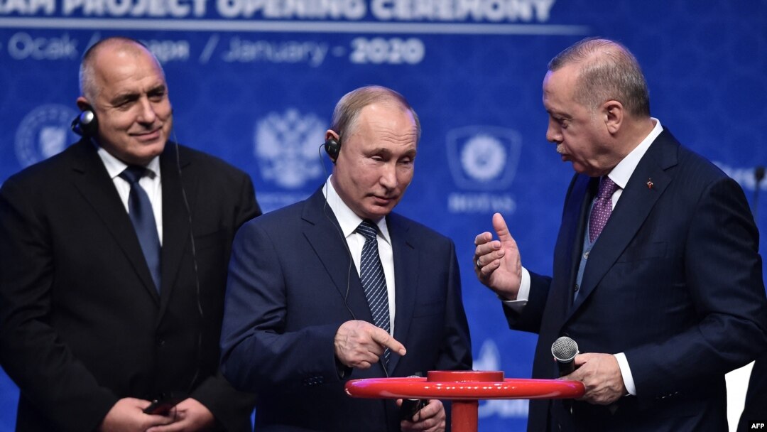 Fostul premier bulgar (stânga) Boiko Borisov, președintele rus Vladimir Putin și președintele turc Recep Tayyip Erdogan (dreapta), la ceremonia de inaugurare a unei noi conducte de gaz „TurkStream” pe 8 ianuarie 2020, la Istanbul. 