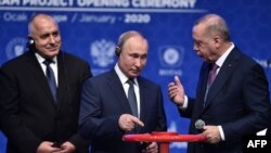 Fostul premier bulgar (stânga) Boiko Borisov, președintele rus Vladimir Putin și președintele turc Recep Tayyip Erdogan (dreapta), la ceremonia de inaugurare a unei noi conducte de gaz „TurkStream” pe 8 ianuarie 2020, la Istanbul. 