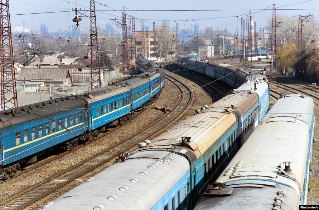 Trenat duke ecur nëpër binarë që kalojnë përgjatë bregut pranë stacionit në Mariupol para pushtimit rus më 24 shkurt të këtij viti. Fabrika Azovstal shihet në sfond.