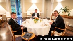 Lajčak (levo) u razgovoru sa Kurtijem (u sredini) i Vučićem (desno) u Berlinu, maj 2022.