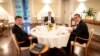 Specijalni predstavnik EU Miroslav Lajčak (levo) sa kosovskim premijerom Aljbinom Kurtijem (u sredini) i predsednikom Srbije Aleksandrom Vučićem na neformalnoj večeri u Berlinu 4. maja 2022.