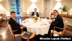 Specijalni predstavnik EU Miroslav Lajčak (levo) sa kosovskim premijerom Aljbinom Kurtijem (u sredini) i predsednikom Srbije Aleksandrom Vučićem na neformalnoj večeri u Berlinu 4. maja 2022.