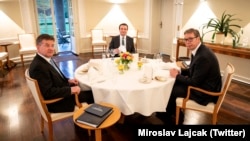 I dërguari i BE-së për dialogun Kosovë-Serbi, Mirosllav Lajçak, gjatë një takimi me kryeministrin e Kosovës, Albin Kurti, dhe presidentin e Serbisë, Aleksandar Vuçiq, në Berlin në maj të vitit 2022.
