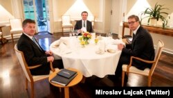 Специјалниот претставник на ЕУ за Белград-Приштина Мирослав Лајчак, косовскиот премиер Албин Курти и српскиот претседател Алкесандар Вучиќ. Берлин, 5 мај 2022 година.