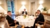 Kryeministri i Kosovës, Albin Kurti, presidenti i Serbisë, Aleksandar Vuçiq, dhe i dërguari i BE-së për dialogun, Miroslav Lajçak, gjatë një takimi joformal në Berlin