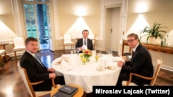 Specijalni predstavnik EU za Beograd-Prištinu Miroslav Lajčak sa premijerom Kosova Aljbinom Kurtijem i predsednikom Srbije Aleksandarom Vučićem. Berlin, 5. maj 2022.