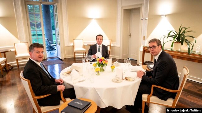 Kryeministri i Kosovës, Albin Kurti, dhe presidenti i Serbisë, Aleksandar Vuçiq, gjatë një takimi me emisarin e BE-së, Mirosllav Lajçak, në Berlin, më 2022.