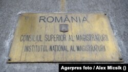 Potrivit Constituției, Consiliul Superior al Magistraturii (CSM) are rolul de garant al independenței justiției. Decide cu privire la recrutarea, promovarea, transferarea, detașarea, cercetarea disciplinară și eliberarea din funcție a judecătorilor și procurorilor.